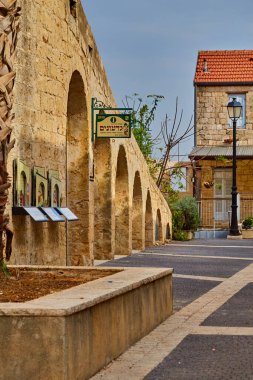 Zichron Yaakov, İsrail-17 Kasım 2021: Beit Hamuchtar.En yüksek noktada dikildi ve İsrail topraklarındaki ilk su rezervuarı olan Binyamin Havuzu 'na su sağlayan bir su kemeri dahil edildi.