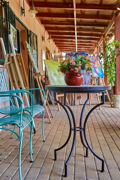 Jarrón Cerámica Marrón Con Flores Está Sobre Una Mesa Galería — Foto de Stock