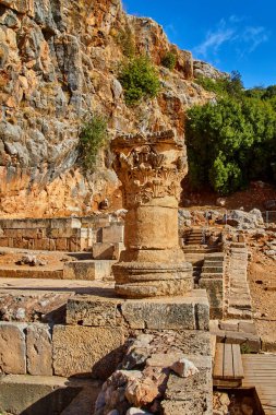 Korint başkenti ve tapınağı manzarası. Tapınaklar ve ritüel avluları içeren bir Roma mabedi Pan 'ın kutsal mağarası yakınına inşa edildi. Banias Tapınakları - Pan Tapınağı