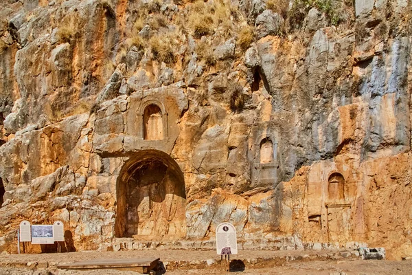 Pohled Zadní Stranu Chrámu Helipolitan Zeus Uprostřed Pozůstatky Svatyně Jeskyně — Stock fotografie