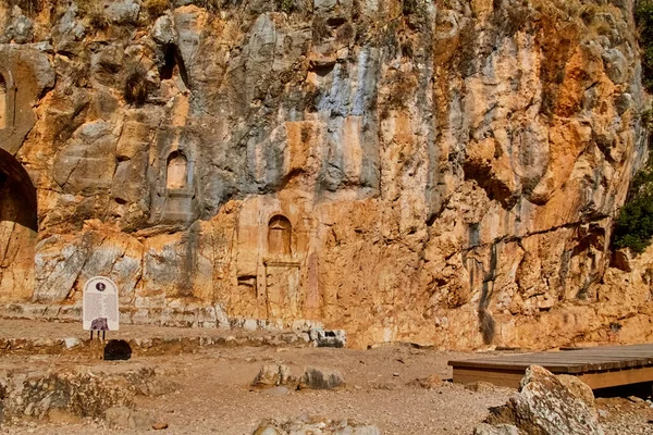 ヘリポリタンゼウス神殿の裏側 の景色 神社とパンの洞窟の遺跡 ハーモン川で バニアス 自然保護区 上ガリラヤ 北イスラエル — ストック写真