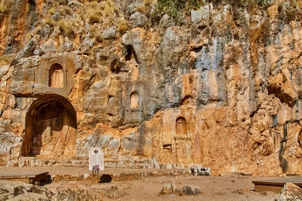 ヘリポリタンゼウス神殿の裏側 の景色 神社とパンの洞窟の遺跡 ハーモン川で バニアス 自然保護区 上ガリラヤ 北イスラエル — ストック写真