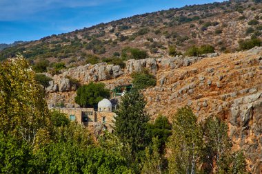 Beyaz kubbeli bina Nabi Khadr 'ın mabedi. BANIAS, İSRAİL