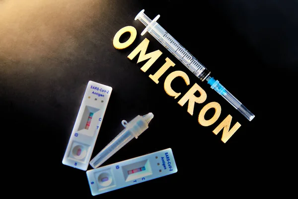 Λέξη Omicron Κατασκευασμένη Από Ξύλινα Γράμματα Σύριγγα Φιάλη Ιατρικής Ένεσης — Φωτογραφία Αρχείου
