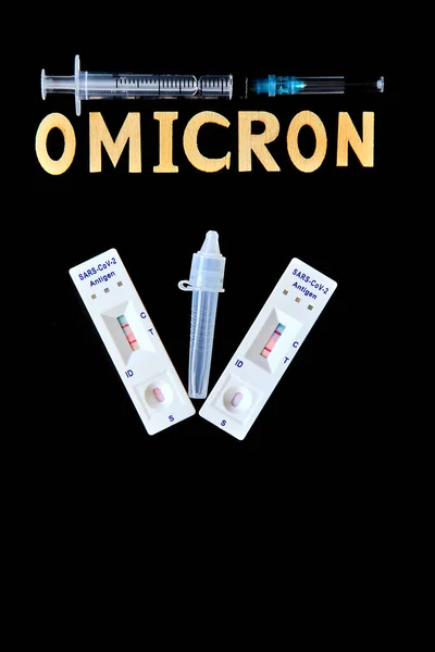 Word Omicron Made Wooden Letters Syringe Medical Injection Bottle Covid — Stock Photo, Image