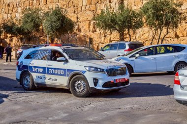 Kudüs, İsrail - 23 Kasım 2021: Güneşli bir günde Kudüs sokaklarında polis arabası