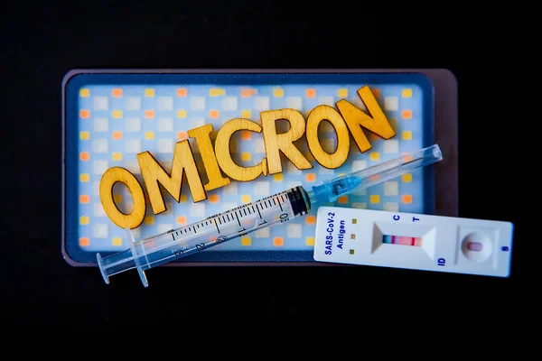 Slovo Omicron Vyrobené Dřevěných Písmen Stříkačky Covid Antigen Self Test — Stock fotografie