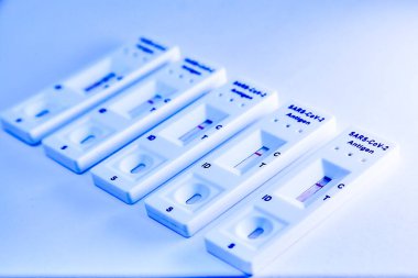 5 covid-19 antijen testi negatif çıktı. Tıbbi konsept - Mutasyona uğramış koronavirüs gribi salgını