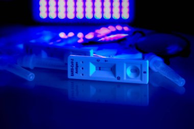 5 covid-19 antijen testi negatif, tampon şişeler ve ince siyah çerçeveli gözlükler mavi arkaplanda. Kendi kendini test. Evde test edin. Corona, Coronavirus SARS-CoV-2 grip salgını