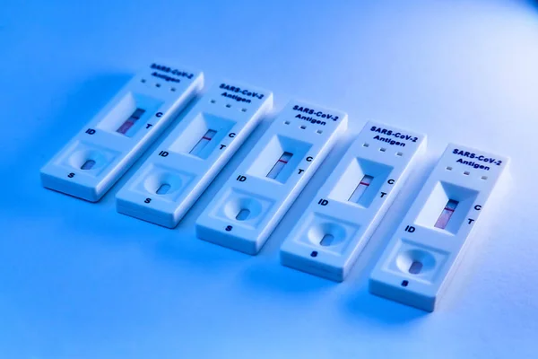 Covid Antigen Self Testy Negativní Bílém Pozadí Lékařský Koncept Pandemie — Stock fotografie
