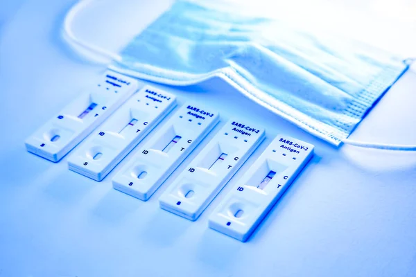 Синя Медична Маска Ковад Антигенних Самоперевірки Негативно Білому Тлі Медична — стокове фото
