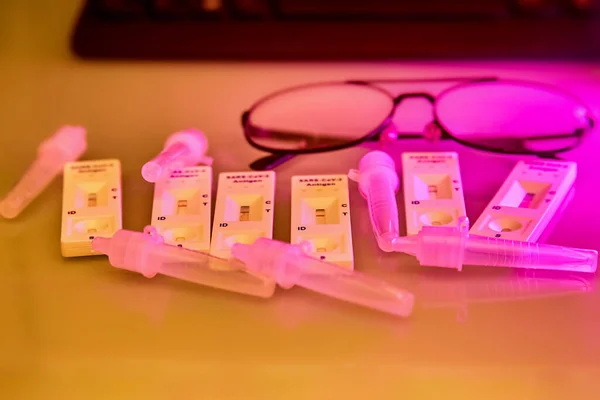 Auto Testes Antígeno Covid Negativos Garrafas Tampão Óculos Finos Jantes — Fotografia de Stock