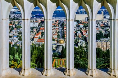 Hayfa şehrindeki Bahai bahçelerinin güneşli yaz manzarası Louis Promenade 'deki çitlerin ardında. seçici odak.