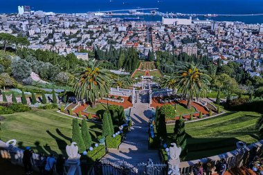 İnsanlar, Bahai bahçelerinden ve Karmel Dağı 'nın yamaçlarındaki tapınaklardan haifa manzarasına bakıyor.