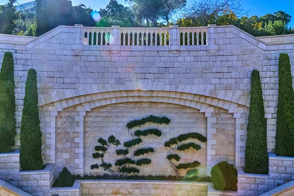 イスラエルのハイファ市のバハイ ガーデン近くのルイ プロムナードの歩道で — ストック写真