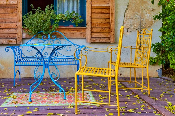 Móveis Ferro Uma Mesa Azul Sofá Azul Cadeiras Amarelas Ficam — Fotografia de Stock