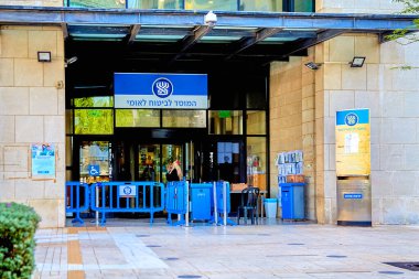 Hayfa, İsrail - 14 Aralık 2021: Bituach Leumi bürosuna giriş, İsrail Ulusal Sosyal Hizmetler ve Hayfa Şubesi. İsrail 'deki Ulusal Sigorta Enstitüsü