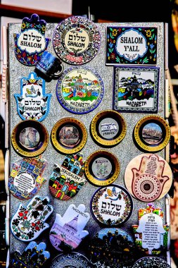 Dükkanda geleneksel hediyelik eşya satışı. Nasıra, İsrail - 6 Aralık 2021