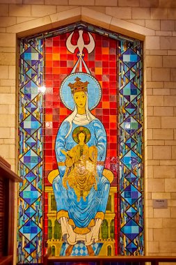 Fransa 'nın Meryem ve İsa Mozaiği' nde, Nasıra Bazilikası 'nın içinde. Kuzey İsrail, Nasıra 'daki Katolik Kilisesi.