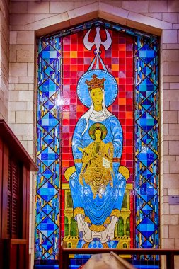 Fransa 'nın Meryem ve İsa Mozaiği' nde, Nasıra Bazilikası 'nın içinde. Kuzey İsrail, Nasıra 'daki Katolik Kilisesi.