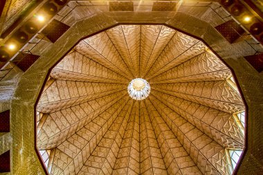 Annunciation Dome Bazilikası güçlendirilmiş betondan yapılmıştır. Kubbenin 16 kenarı var, beyaz zambak gibi, Miriam 'ın bekaretinin sembolü. Kuzey İsrail, Nasıra 'daki Katolik Kilisesi.