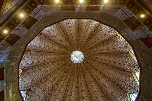 Annunciation Dome Bazilikası güçlendirilmiş betondan yapılmıştır. Kubbenin 16 kenarı var, beyaz zambak gibi, Miriam 'ın bekaretinin sembolü. Kuzey İsrail, Nasıra 'daki Katolik Kilisesi.