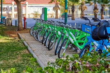Tel Aviv, İsrail - 11 Kasım 2021: Bisiklet paylaşım sistemi istasyonundan kiralama