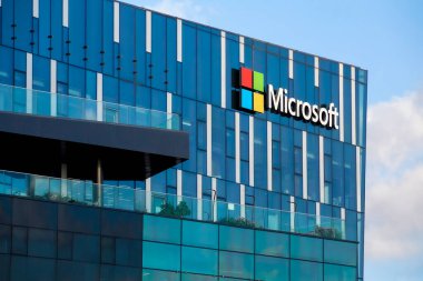 Hayfa, İsrail - 22 Temmuz 2022: Hayfa, İsrail 'in güney girişinde yer alan Hayfa Israel matam kampüsündeki ofis binasının önünde Microsoft logosu, İsrail' in en büyük ve en eski yüksek teknoloji parkı.