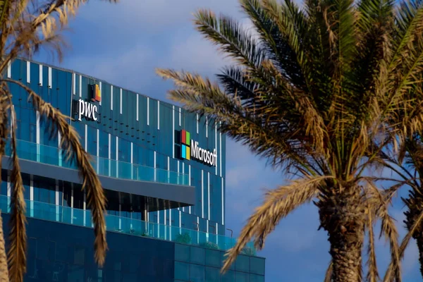 Haifa Izrael 2022 Július Microsoft Andb Pwc Logotípusok Irodaház Homlokzatán — Stock Fotó