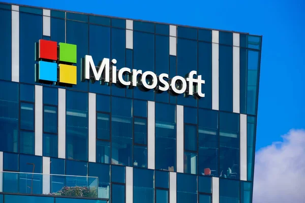 Hayfa, İsrail - 22 Temmuz 2022: Hayfa, İsrail 'in güney girişinde yer alan Hayfa Israel matam kampüsündeki ofis binasının önünde Microsoft logosu, İsrail' in en büyük ve en eski yüksek teknoloji parkı.