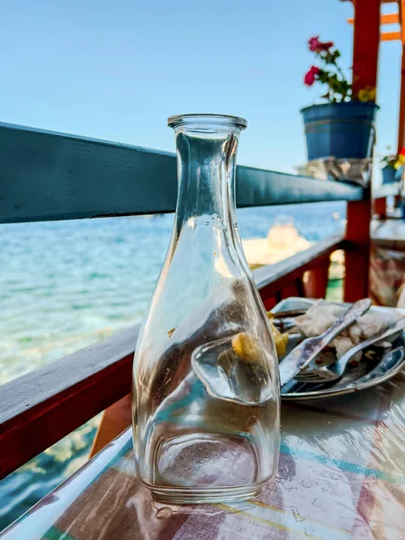 Una Botella Vacía Vino Está Sobre Mesa Junto Plato Hierro — Foto de Stock