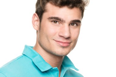 gülümseyen genç adam