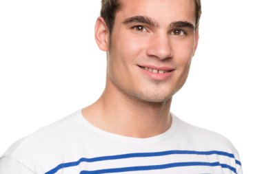 gülümseyen genç adam
