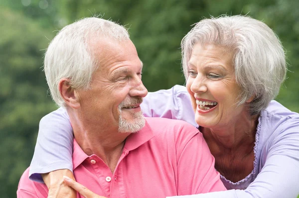 Seniorenpaar verliebt — Stockfoto