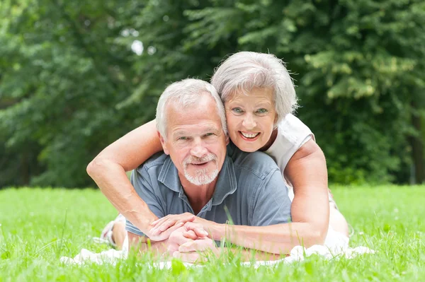 Seniorenpaar verliefd — Stockfoto