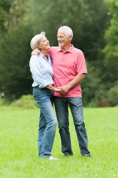 Seniorenpaar verliebt — Stockfoto