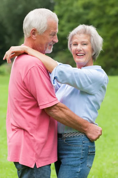 Seniorenpaar verliefd — Stockfoto