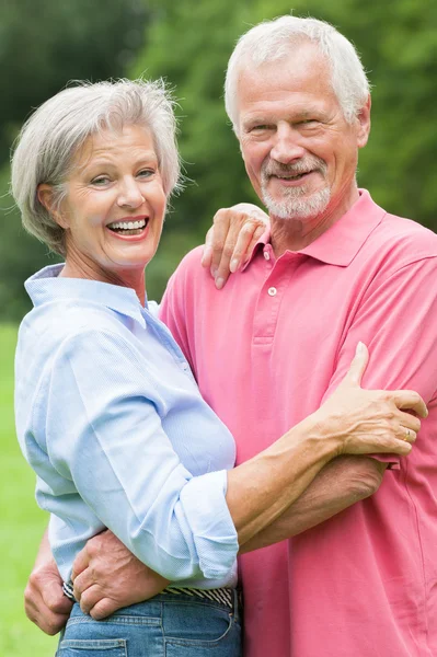 Seniorenpaar verliebt — Stockfoto