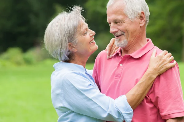 Seniorenpaar verliebt — Stockfoto