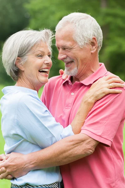 Seniorenpaar verliebt — Stockfoto