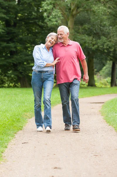 Spaziergänge im Park — Stockfoto