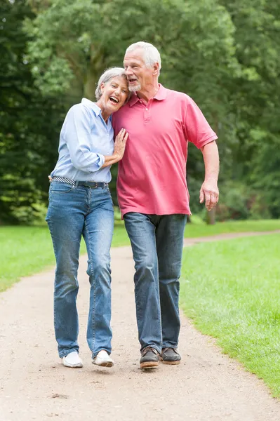 Caminando por el parque — Foto de Stock