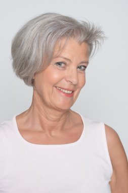 gülümseyen yaşlı kadın