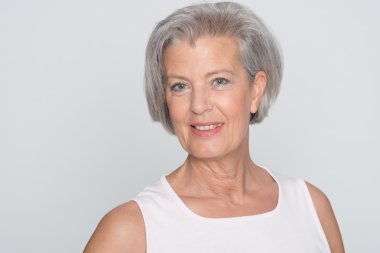 gülümseyen yaşlı kadın