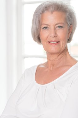 gülümseyen yaşlı kadın