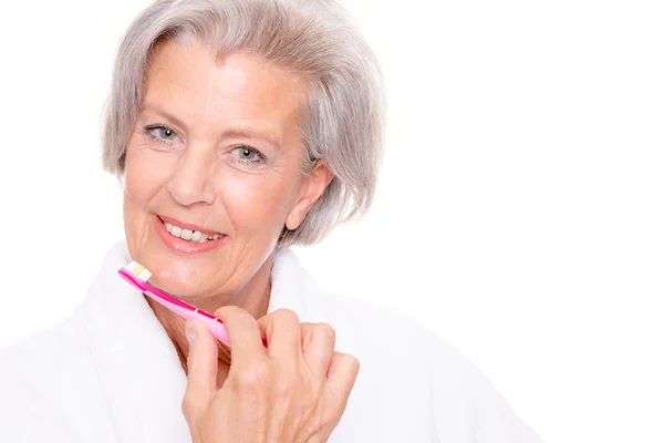 Старша жінка з зубною щіткою — стокове фото
