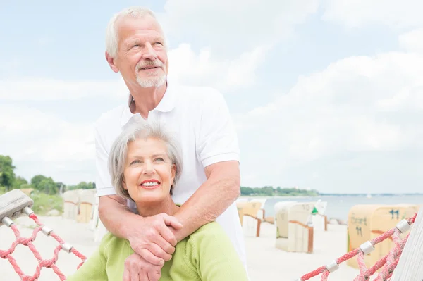 Coppia anziana in spiaggia — Foto Stock