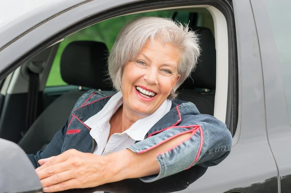 Senior vrouw in auto — Stockfoto