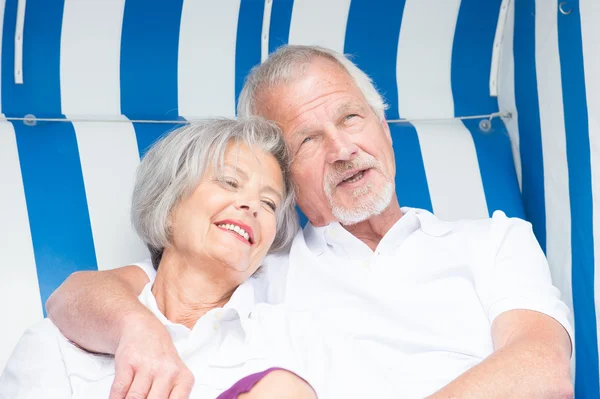 Senior koppel in strandstoel — Stockfoto