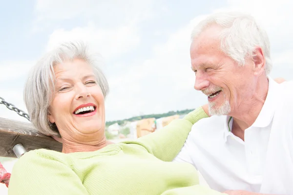 Senior koppel op strand — Stockfoto